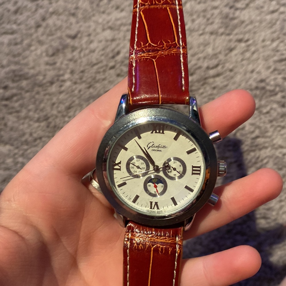Watch - Picture 2 of 3